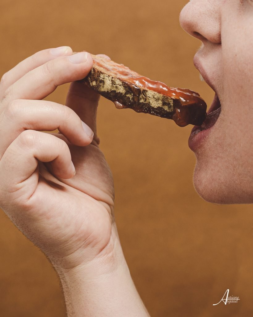 Tartine de confiture en bouche